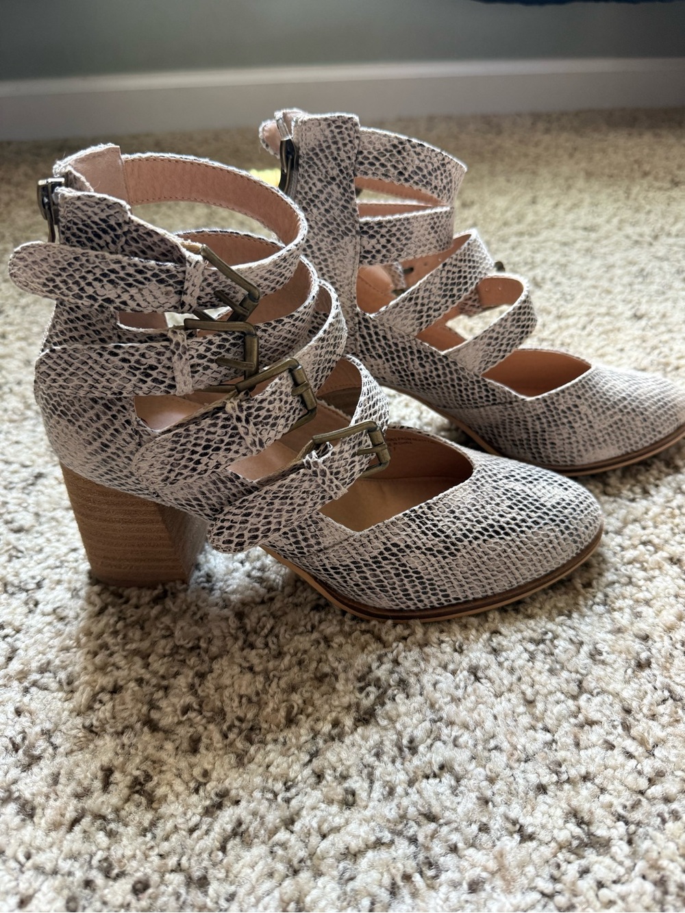 BEAST FASHION Snake-Print Strappy Block Heel – Neutral Gray Beige
